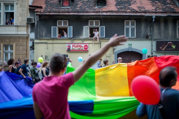 Slovenija na pragu zakonski zajamčene bračne jednakosti