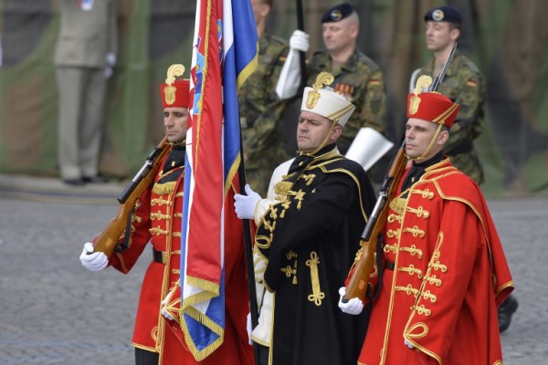 Vojne ambicije između folklornog nacionalizma i euroatlantske štedljivosti