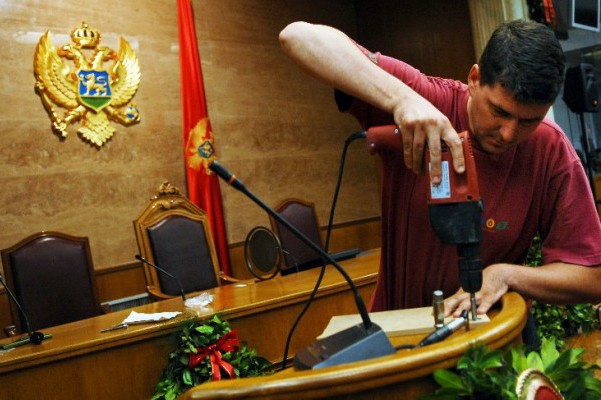 (Ne)obična odluka crnogorskog parlamenta
