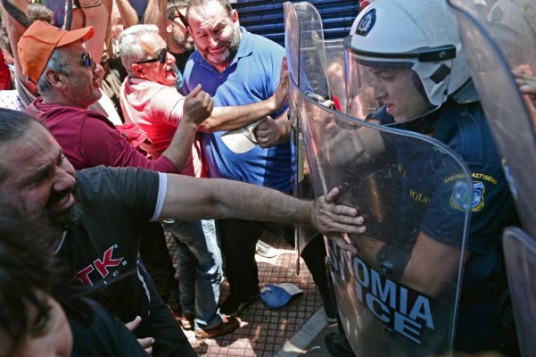 Grčka: opozicijski “lov u mutnom”