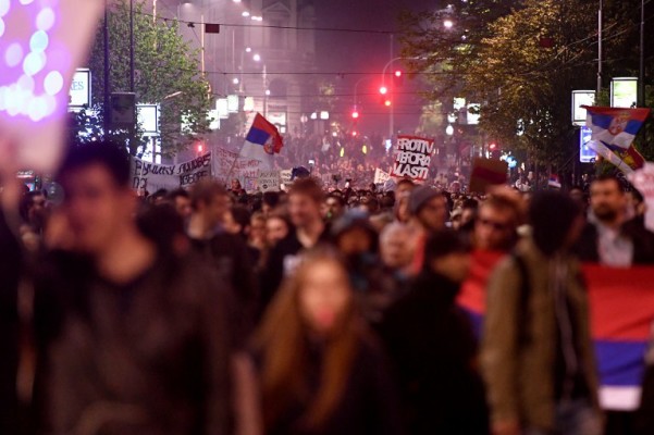 Protesti u Srbiji: ironični komentar obećanja “stabilnosti”
