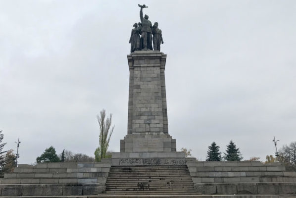 Nepoželjna antifa poruka na antifa spomeniku