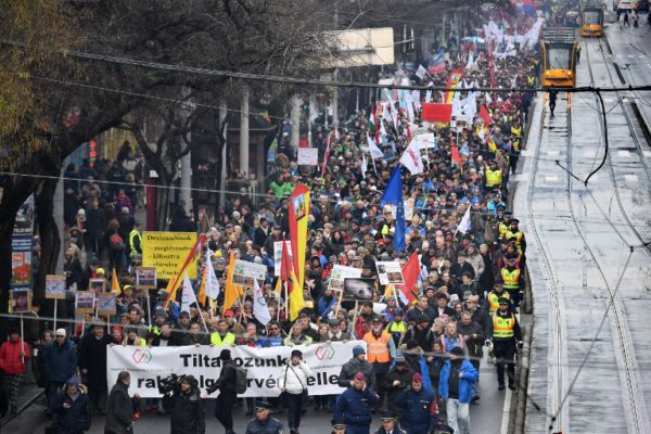 “Suverenist” Orbán jeftino prodaje domaće radnike stranim kompanijama