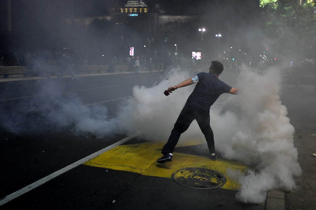 Protesti u Beogradu: “Ćale, ovo je za tebe!”