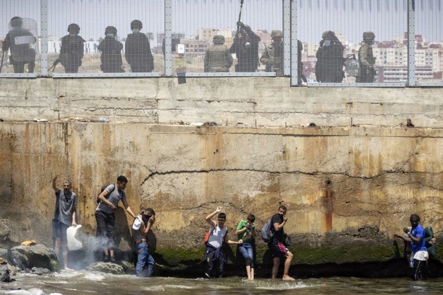 Maloljetni migranti preplavili španjolsku enklavu Ceutu