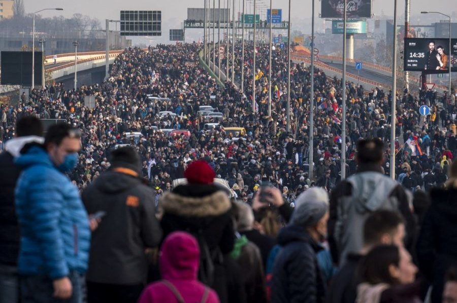 Narod protiv kolonijalnih nameštenika. Runda prva