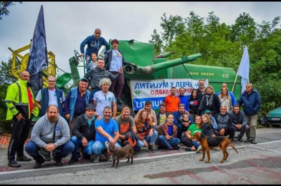 Šumadija: Poljoprivrednom mašinom protiv istražne bušotine